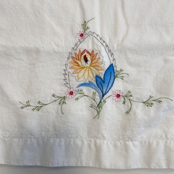 Vintage pillow cases Floral Embroidered White 100% cotton Cottagecore  bedding - Picture 2 of 15